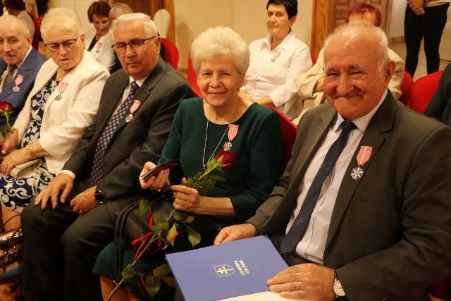 Wspaniała uroczystość Złotych Godów w gminie Łopuszno. 27 par przeżyło ze sobą ponad 50 lat. Zobacz na kolejnych zdjęciach wszystkie świętujące pary.