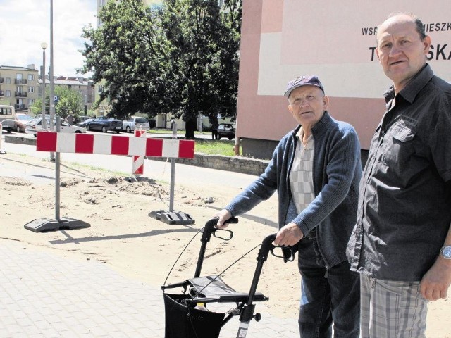- Ulewa zniszczyła ulice kilkanaście dni temu. Porządku nadal tu nie ma - oburzeni są Marian Rutkowski (z lewej) i Marek Piasecki