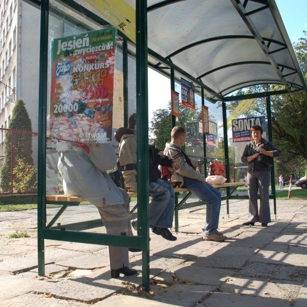 Ławka w wiacie przy ulicy Struga w Radomiu jest zamontowana zbyt wysoko, więc nie wszyscy mogą na niej usiąść. W tym miejscu chodnik ma być podniesiony o kilkanaście centymetrów.