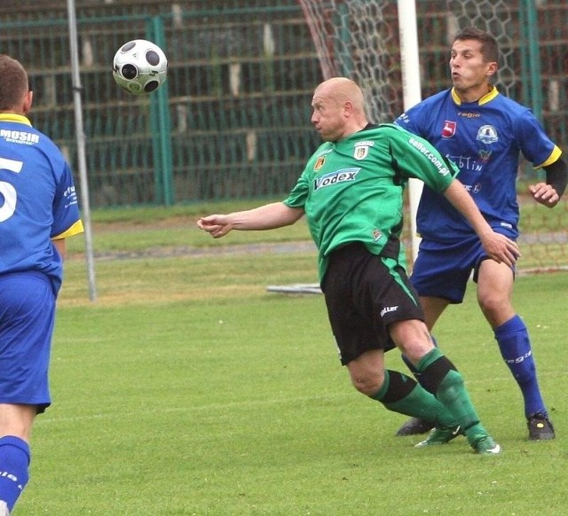 Adam Łagiewka (w środku) powinien być podstawowym piłkarzem Stali Stalowa Wola w najbliższym sezonie.