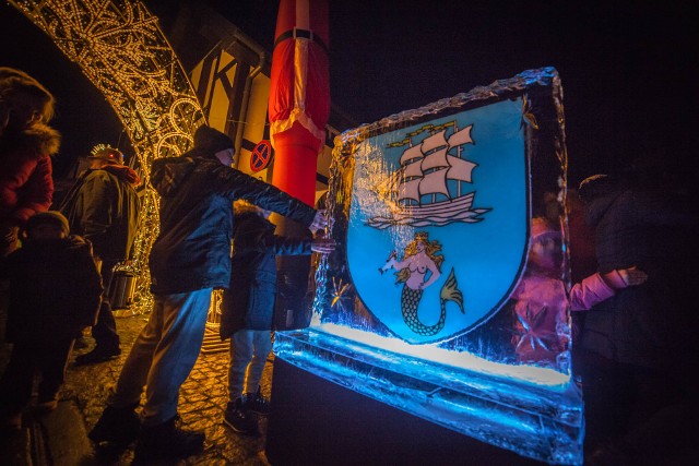 W Ustce odbyły się dziś (sobota, 02.12) mikołajki miejskie. Tegoroczna impreza przeniesiona została z placu pod ratuszem miejskim na ulicę Marynarki Polskiej. Tam zorganizowany został kiermasz a także gry i zabawy dla najmłodszych. Chętni zobaczyć mogli również pokazy rzeźbienia w lodzie oraz zakupić bożonarodzeniowe prezenty. Duże wrażenie robiły lodowe rzeźby wykonane przez Krzysztofa Gaca. Najważniejszą postacią był oczywiście Święty Mikołaj, który hojnie dzielił słodyczami wszystkie dzieci. 