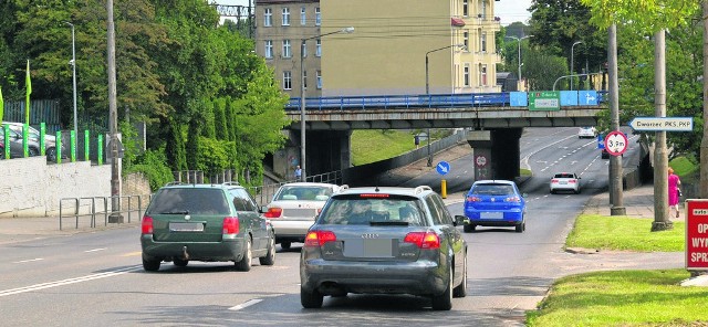 Ten fragment Szczecińskiej przyprawia kierowców o dodatkowe nerwy. Koleiny i dziury tym bardziej denerwują, że dalej ulica jest już w dobrym stanie. Nie będzie to kiedyś planowana wielka przebudowa, ale w końcu asfalt będzie równy