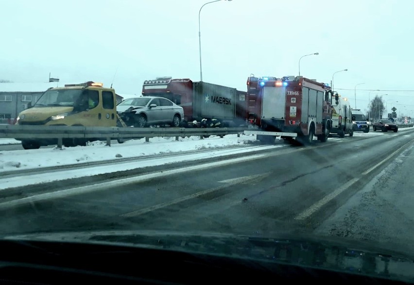 Wypadek w Długołęce pod Wrocławiem. Ogromny korek (ZDJĘCIA)