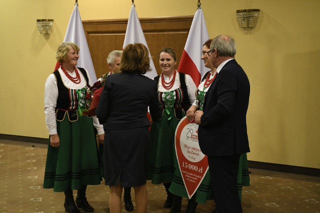 Gratulacje dla poseł Agaty Wojtyszek od burmistrza Nowej Słupi Andrzeja Gąsiora