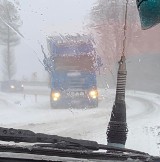 Na Sądecczyźnie ciężkie warunki po burzy śnieżnej. W kilku miejscach tiry blokują drogę, a strażacy są wzywani do powalonych drzew 