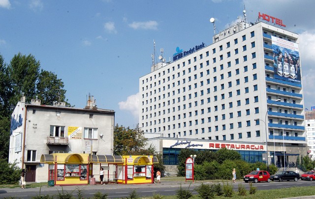 Na razie nie ma Rzeszów szczęścia do wysokich budynków. Jednym z najwyższych był Hotel Rzeszów, ale został rozebrany.