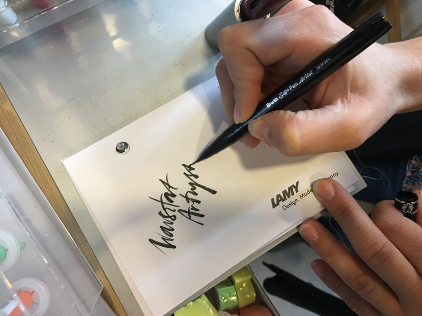 Brush pen czyli specjalny pisak do kaligrafii ok. 10 zł