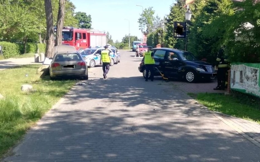 Wypadek w Szamocinie. Kobieta zakleszczona w cryslerze, została uwolniona przez strażaków. Poszkodowani trafili do szpitala