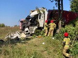 W Obórkach w gminie Osiek w powiecie brodnickim osobówka zderzyła się z ciężarówką. Ranny został kierowca ciężarówki