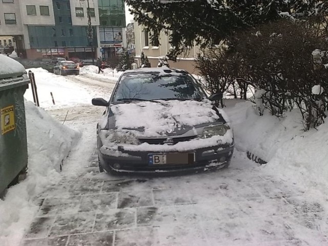 Parkowanie na chama w centrum. Bo odśnieżyli?