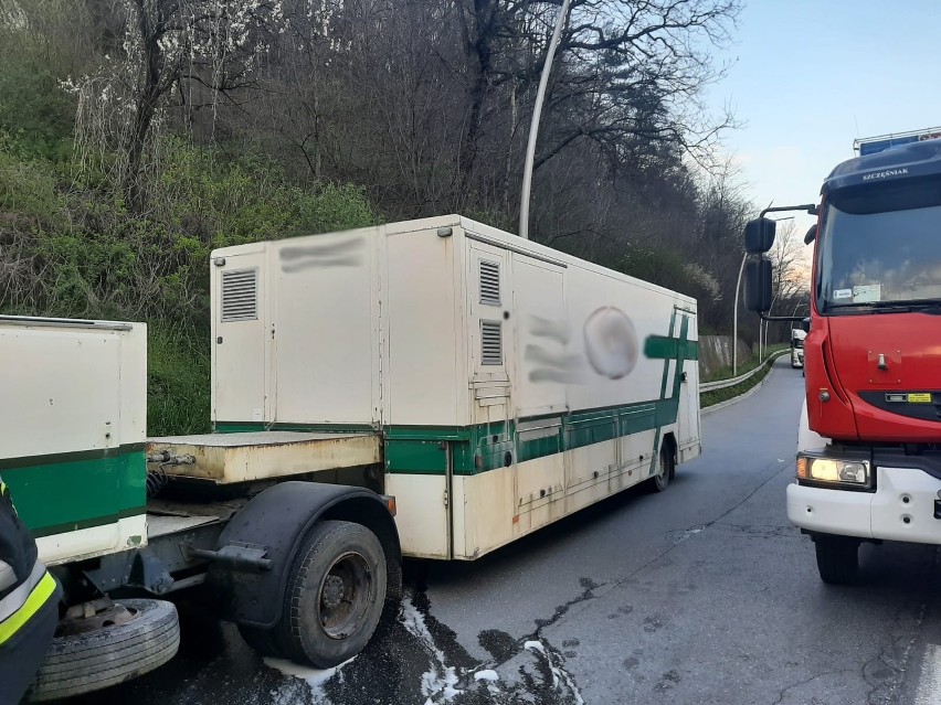 Ciężarówkę płonącą na DK 75 sądeccy strażacy widzieli ze swojej remizy