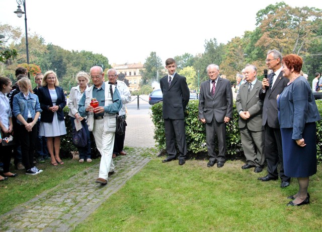 Przy pomniku Józefa Czechowicza, w miejscu i w 75. rocznicę jego śmierci zostały złożone kwiaty i wieńce.