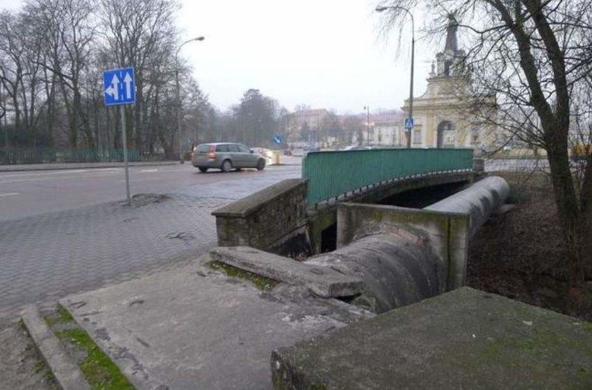 Ul. Pałacowa. Remont mostu od 4 maja. Będzie blokada przeprawy i okolic bramy pałacowej (zdjęcia, wideo)