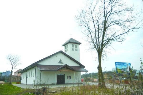 Teraz wierni modlą się w tej kaplicy. Dziś rozpoczyna się budowa nowego kościoła.