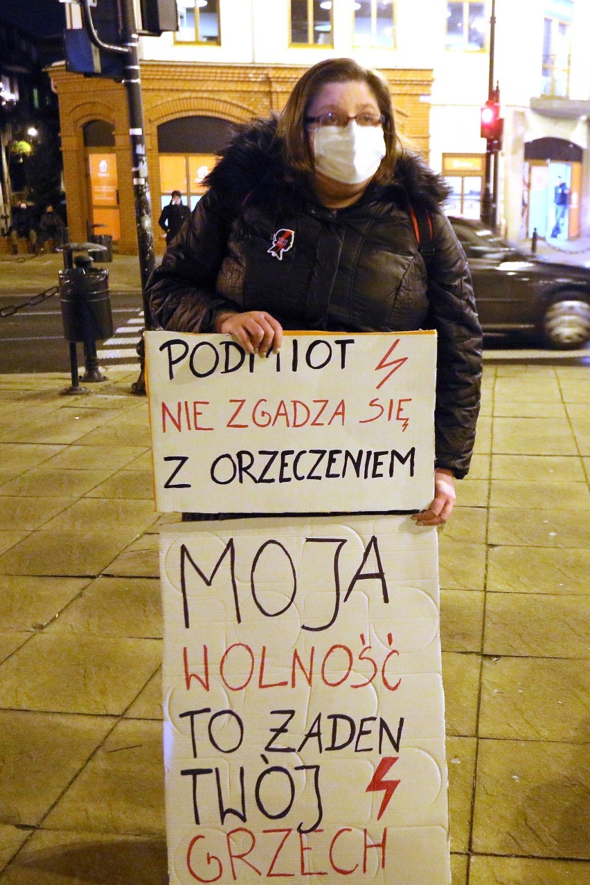 „Bicie pałą to nie praca”. Gorąco na proteście kobiet w Lublinie. Zobacz zdjęcia i wideo