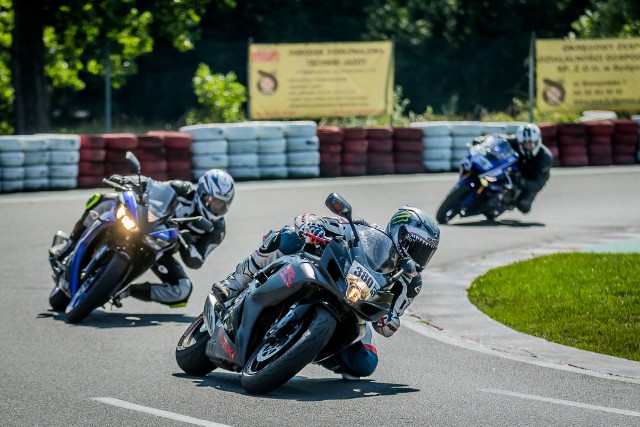 20 lipca w na bydgoskim kartodromie odbyła się impreza pod nazwą "Time Attack". Na tor wyjechali posiadacze motocykli, którzy nie ścigali się ze sobą, ale starali się osiągnąć jak najlepsze czasy przejazdu. "Jest to rywalizacja z samym sobą, która polega na biciu rekordów okrążeń - informują organizatorzy imprezy, która odbyła się m.in. dzięki partnerowi wydarzenia,  Uni-Car Bydgoszcz. Pozostałymi partnerami cyklu Time Attack w 2018 roku są Yamaha Motor i Abarth. Organizatorem imprezy była JC GROUP.FLESZ: Autostrady, bramki, systemy płatności - jak ominąć korki?