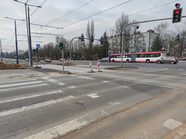 Ulica Dekabrystów w Częstochowie jest już otwarta, ale kierowcy muszą się liczyć z kolejnymi utrudnieniami w ruchu