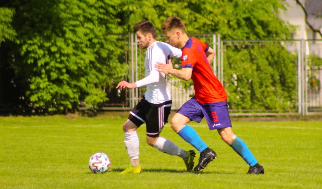 Głogovia (czerwone koszulki) wygrała pierwszy mecz na wiosnę na swoim stadionie