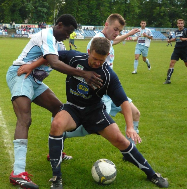 Daniel Radawiec (przy piłce) zdobył gola już w 35 sekundzie meczu. Po przerwie do własnej bramki trafił Ukonu Mba (z lewej).