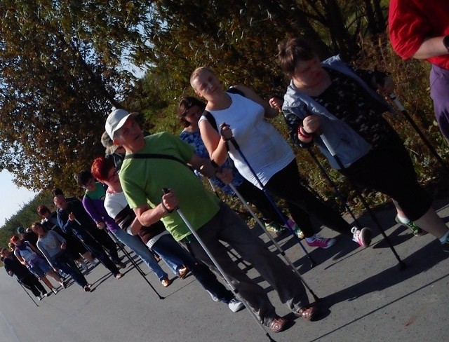 Dla uczestników Środowiskowego Domu Samopomocy znajdującego się w Krzcinie przygotowano zajęcia nordic walking.