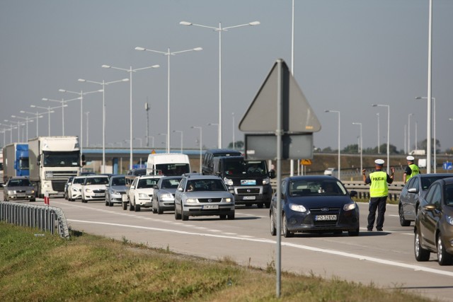 Wypadek miał miejsce około godz. 19, na wysokości węzła Dąbie, na autostradzie A2. Jak informują strażacy, laweta uderzyła tam w tył samochodu ciężarowego.W wyniku zderzenia, śmierć poniósł mężczyzna kierujący lawetą. Strażacy wydobyli go z rozbitego pojazdu, niestety, nie udało się go uratować mimo podjętej resuscytacji...