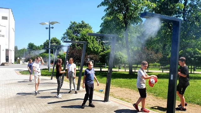 Kurtyny wodne w Brzesku na nowo wybudowanej alejce, prowadzącej od ulicy Uczestników Ruchu Oporu w kierunku Regionalnego Centrum Kulturalno-Bibliotecznego