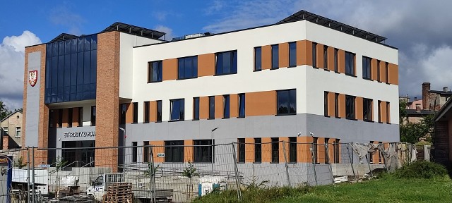 Nowoczesny obiekt - nowo wybudowana siedziba Starostwa Powiatowego w Chełmnie ma zostać oddana do użytku we wrześniu 2022 roku