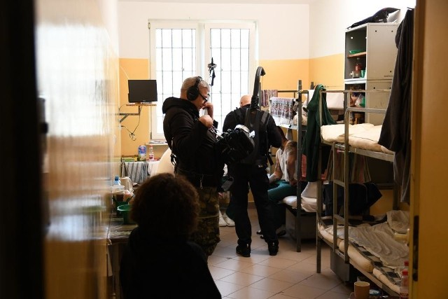 Filmowcy z ATM Grupa gościli w minionym tygodniu w Zakładzie Karnym w Czerwonym Borze. Właśnie w tej jednostce kręcono kolejne odcinki serialu dokumentalnego w reżyserii Atheny Sawidis „Więzienie”.