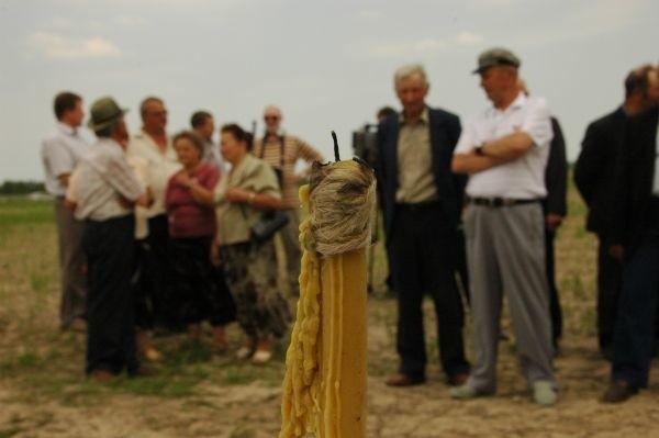 Krzyż na polu koło Dubiażyna został poświęcony.