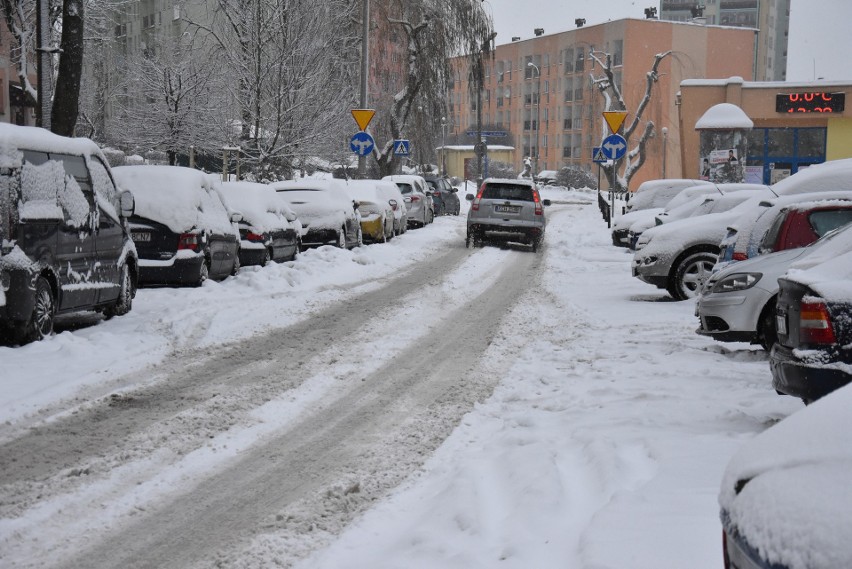 Chrzanów, Olkusz. Miasta i wsie pokryły zwały śniegu. Piesi wciąż przedzierają się przez zasypane chodniki [ZDJĘCIA]