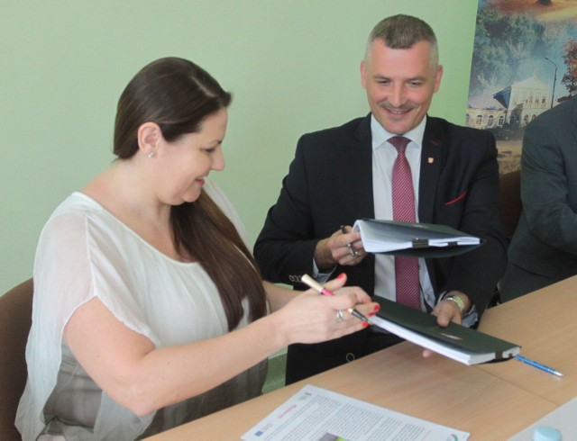 Umowę podpisała właścicielka firmy "Unlimited" Joanna Niczyporuk i członek zarządu województwa mazowieckiego Rafał Rajkowski.