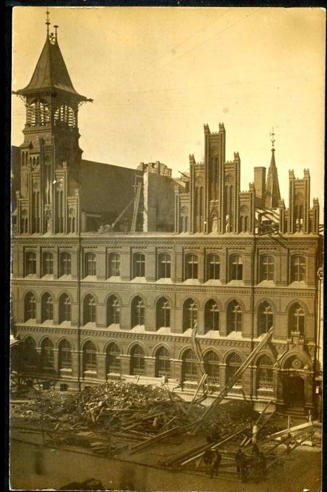 Budynek toruńskiej Poczty Głównej po pożarze z 1910 roku 