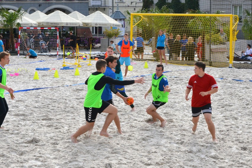 Plażowa piłka ręczna opanowała Rynek w Kielcach! Turniej wygrały Byki z 39 i Pozytywny Skład [ZDJĘCIA, VIDEO]