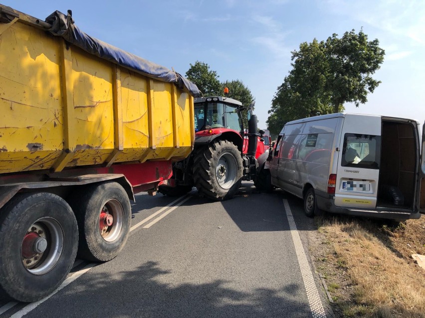 Zderzenie busa z ciągnikiem rolniczym pod Nakłem [zdjęcia]