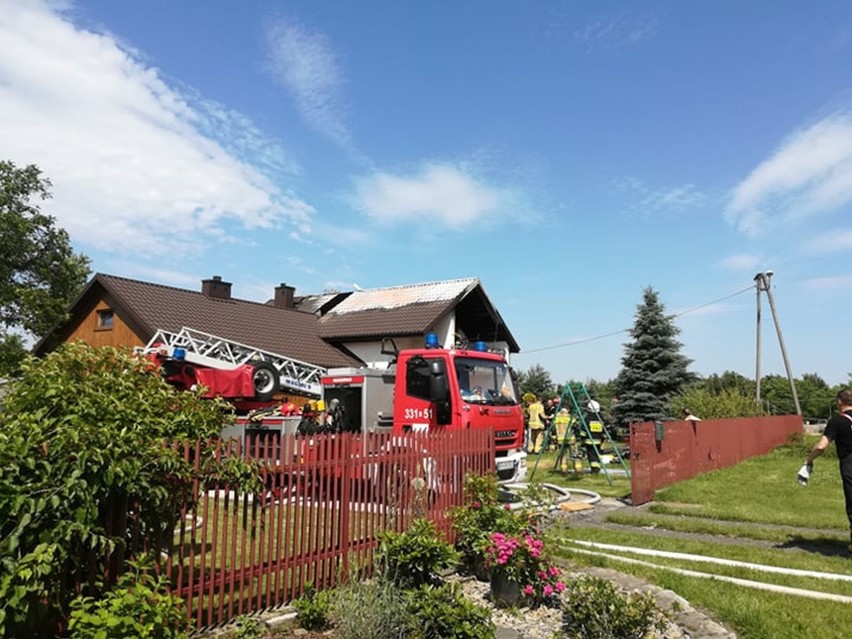 W piątek strażacy gasili dom jednorodzinny w Rudzie...