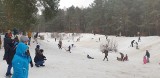 Tłumy mieszkańców Kozienic wybrały się w weekend na sanki. Dzieci i dorośli mieli wiele radości z zimowych atrakcji (ZDJĘCIA)