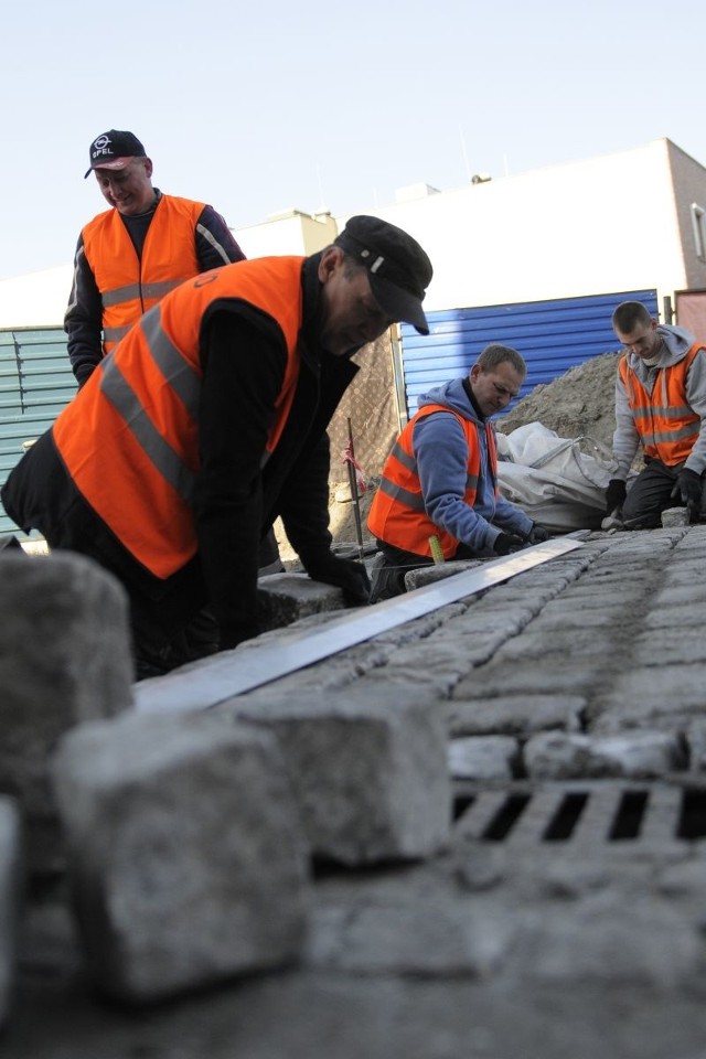 Docelowo cały program rewitalizacji Starego Rynku i okolic obejmuje w sumie modernizację ponad dwudziestu uliczek bydgoskiej starówki, wymianę płyty Starego Rynku, a także gruntowny remont i przebudowę mostu Sulimy-Kamińskiego na ulicy Mostowej.