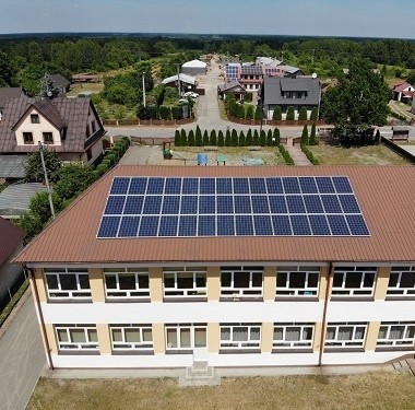 Szkoła w Domostawie z dachem pokrytym instalacją odnawialnych źródeł energii
