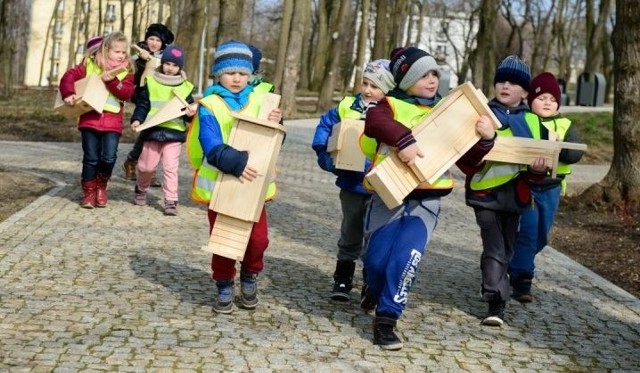 Dzieci wraz z opiekunami powiesiły w parku 14 budek lęgowych.