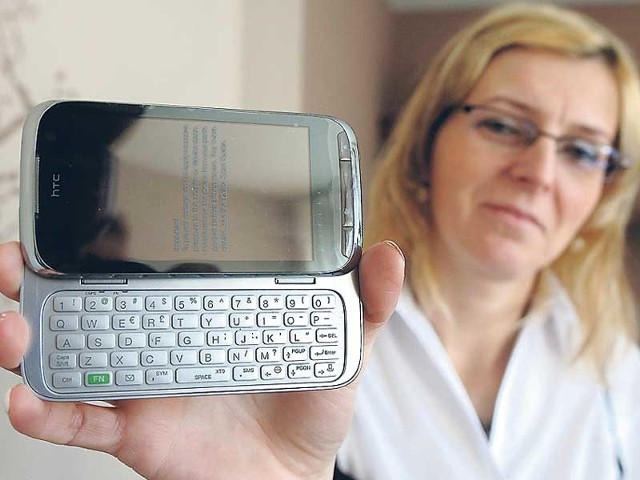 Beata Nizioł, pracownica koszalińskiego oddziału Urzędu Statystycznego w Szczecinie, pokazuje jak wygląda hand held, elektroniczne urządzenie, w którego programie rachmistrzowie będą umieszczać spisowe odpowiedzi.