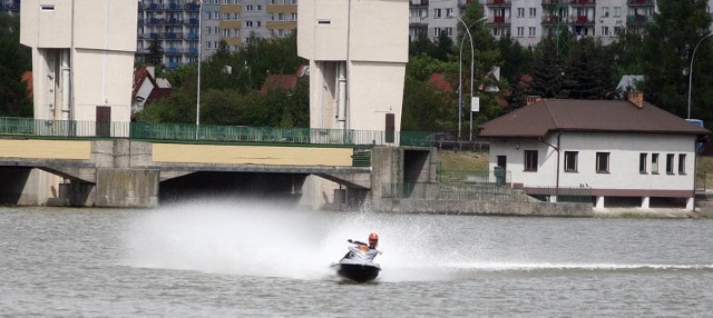Mieszkańcy Rzeszowa uważają, że na zalewie powinien obowiązywać zakaz pływania skuterami.