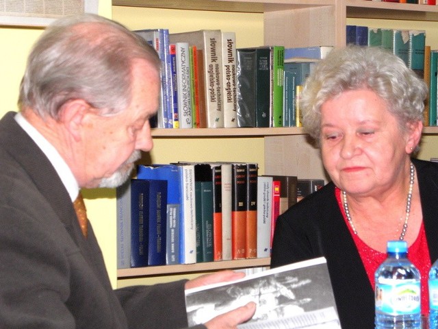Danuta Sikorska i Kazimierz Ostrowski - ostatni rzut oka na książkę przed spotkaniem