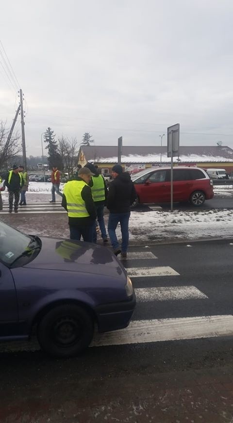 AGRO powstanie 2019 w Świętokrzyskiem. We wtorek rolnicy blokowali ważne skrzyżowanie dróg krajowych 9 i 79