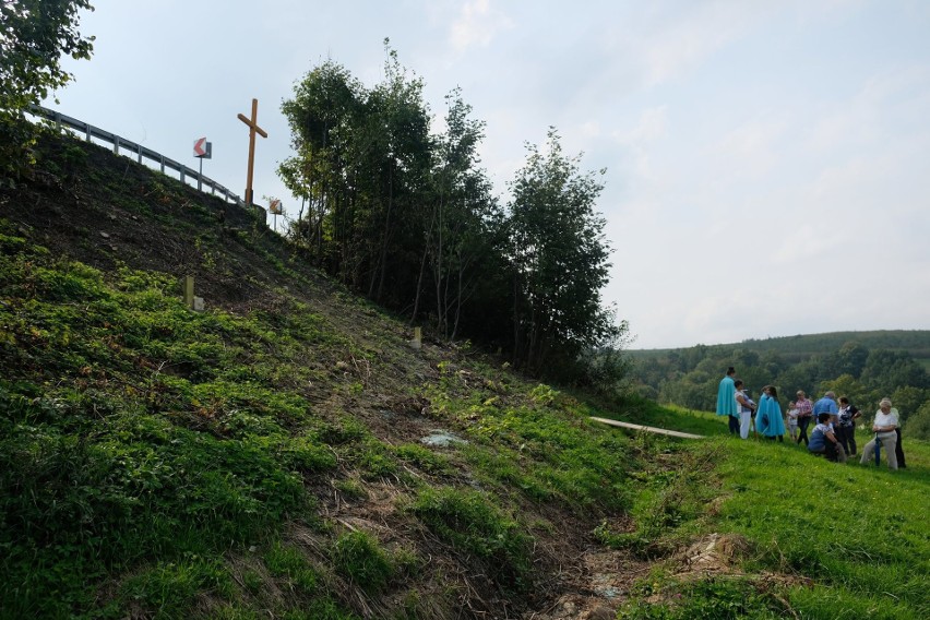 Na zakręcie śmierci w Leszczawie Dolnej ponownie postawili krzyż. Ściął go podczas wypadku ukraiński autokar [ZDJĘCIA]