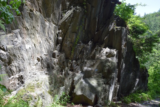 Po dawnych kamieniołomach w Górach Opawskich pozostało sporo niebezpiecznych skalnych ścian i urwisk.