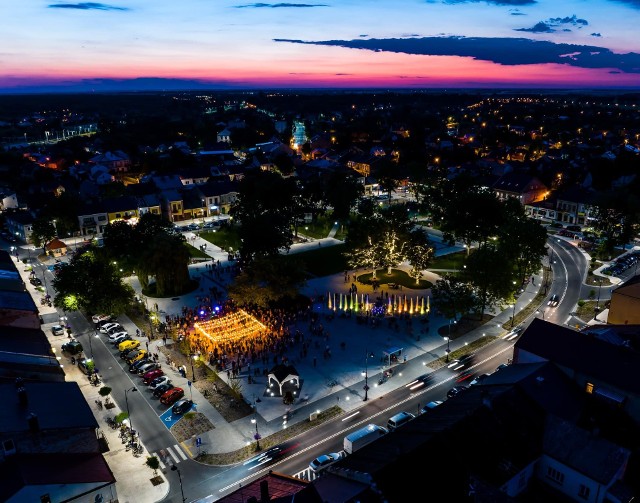 Rynek w Stalowej Woli - Rozwadowie z loty ptaka nocą wygląda bajkowo. Źródło: Stalowa Wola - Dokumentacja Miasta - Fotografia Rafał Bieńkowski