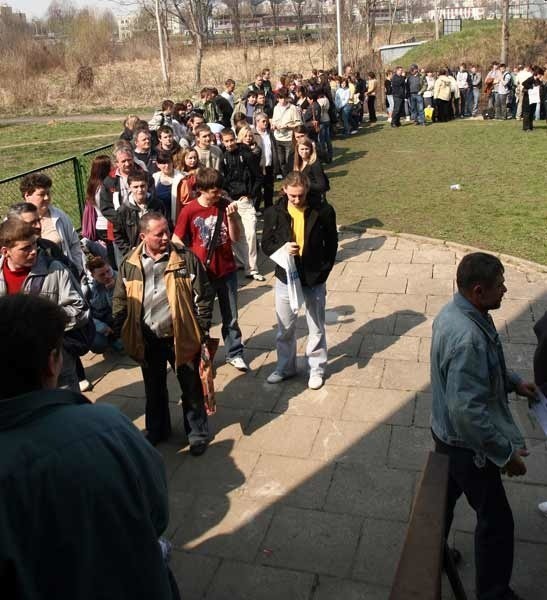 Gigantyczna kolejka po unijne stypendia...