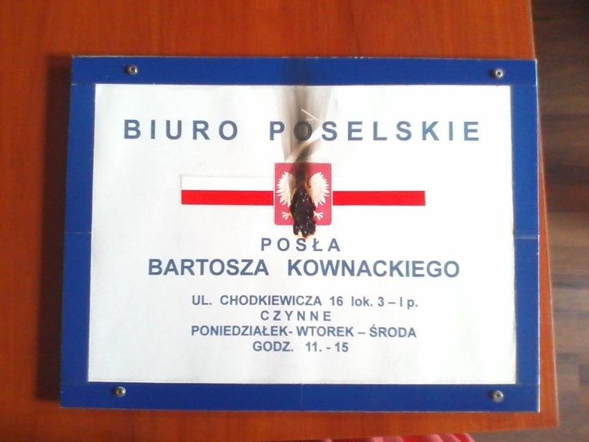 Zdemolowane biuro posła Kownackiego z Bydgoszczy [zdjęcia]