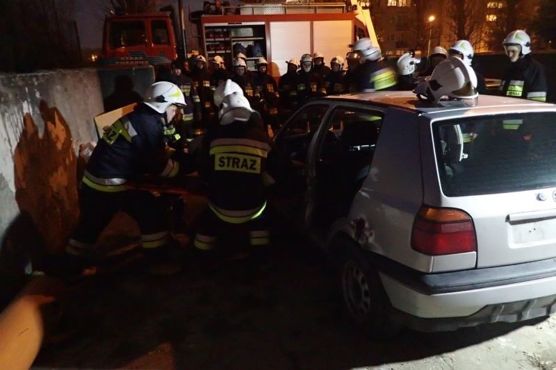 Kilkudziesięciu strażaków ratowało kierowców zakleszczonych...