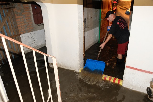 Czwartkowa ulewa w Przemyślu spowodowała, że zalane zostały ulice pod wiaduktami oraz mnóstwo piwnic w budynkach na terenie całego miasta.Zobacz także: Ogromna awaria wodociągów w Przemyślu. Zalana została ulica